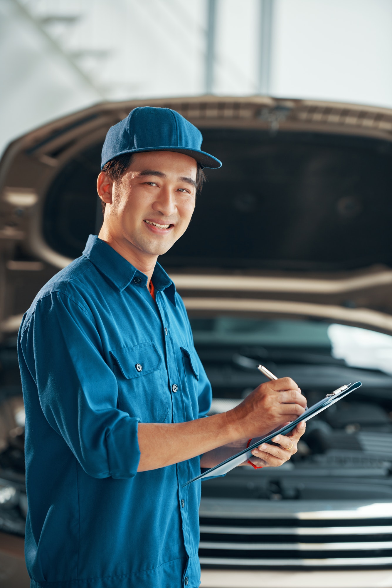 mechanic-makes-a-conclusion-in-the-service mechanic-makes-a-conclusion-in-the-service Über uns mechanic makes a conclusion in the service